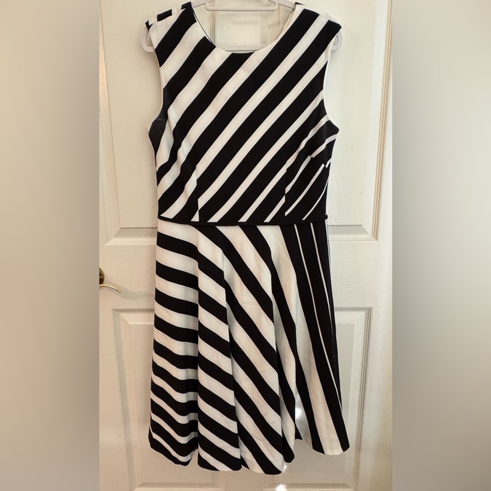 Tahari black and white sleeveless dress size 14